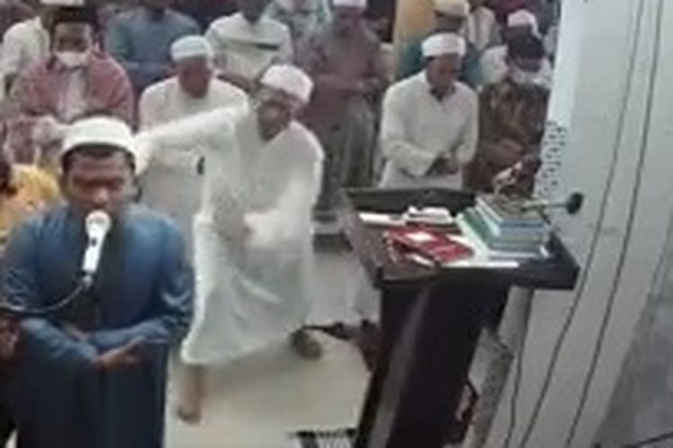 Seorang perempuan berlari masuk ke masjid dan hendak mengganggu imam saat salat Jumat berlangsung. Kejadian ini terjadi di Masjid Al-Mubarokah, Kompleks Terminal Dangerakko, Kota Palopo, Sulawesi Selatan, Jumat (17/6/2022) siang.
