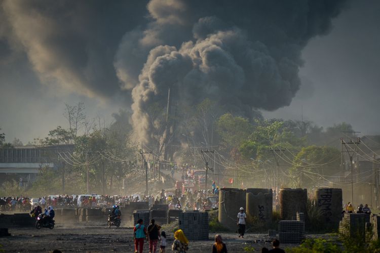 Warga menyaksikan kebakaran pipa minyak milik PT Pertamina di Melong, Cimahi, Jawa Barat, Selasa (22/10/2019). PT Pertamina masih melakukan investigasi terkait kebakaran pipa milik pertamina itu yang letaknya berdekatan dengan proyek Kereta Cepat Indonesia China (KCIC) Jakarta-Bandung.