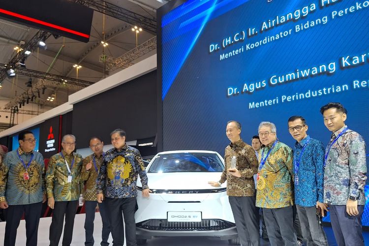 Menko Airlangga Hartarto bersama Menteri Perindustrian Agus Gumiwang berpose bersama Chery Omoda EV