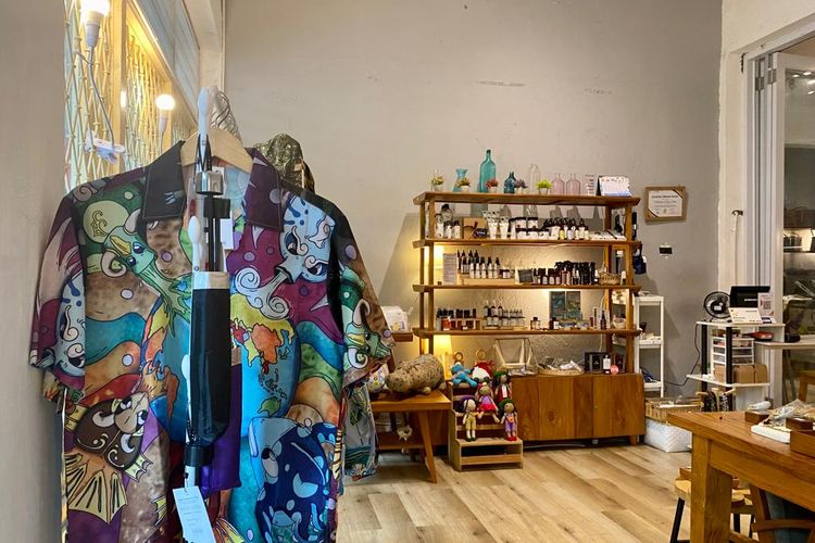 Aneka barang produk lokal di outlet Matalokal, M Bloc Space, Jakarta Selatan. 