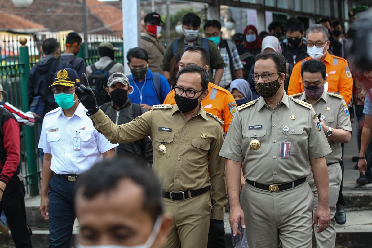 Walikota Bogor, Bima Arya Sugiarto mendampingi Gubernur DKI Jakarta, Anies Baswedan saat memantau suasana Stasiun Bogor, Senin (15/6/2020). Pemprov DKI Jakarta menyediakan 50 bus gratis untuk mengangkut warga yang hendak berangkat atau pulang dari Bogor, Depok, Tangerang, dan Bekasi untuk meminimalkan penyebaran Covid-19, terutama di masa transisi pembatasan sosial berskala besar (PSBB).