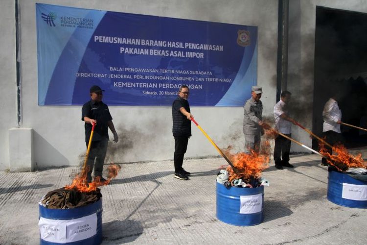 Pemusnahan pakaian bekas di salah satu gudang di Sidoarjo, Jawa Timur, Senin (20/3/2023).