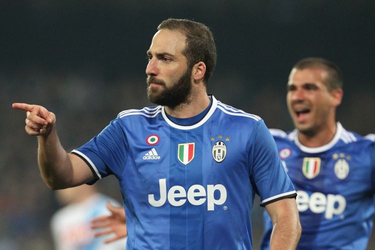 Gonzalo Higuain merayakan gol Juventus ke gawang Napoli pada partai semifinal kedua Coppa Italia di Stadion San Paolo, Rabu (5/4/2017).