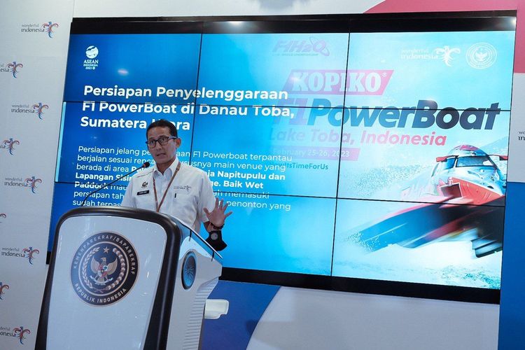 Menteri Pariwisata dan Ekonomi Kreatif (Menparekraf) Sandiaga Salahuddin Uno dalam Weekly Brief with Sandi Uno yang digelar hibrida di Gedung Sapta Pesona, Jakarta, Senin (13/2/2023).
