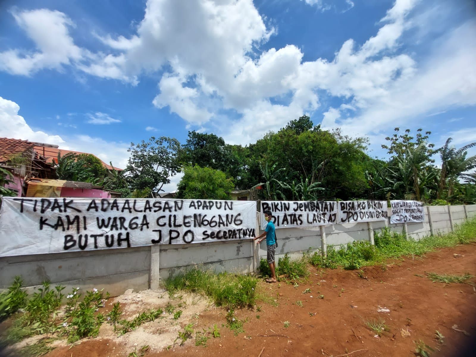 Tak Kunjung Dibuatkan JPO, Warga Cilenggang Protes Bentangkan Spanduk