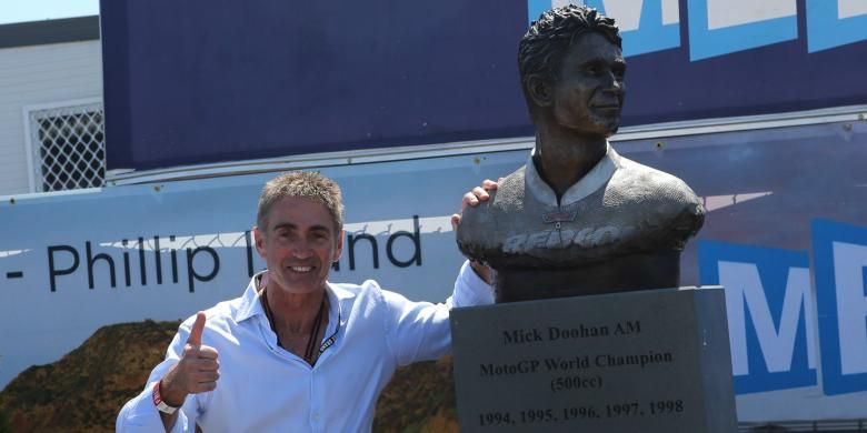 Mantan pebalap Australia, Mick Doohan, berpose dengan patungnya di Sirkuit Phillip Island, Jumat (17/10/2014).