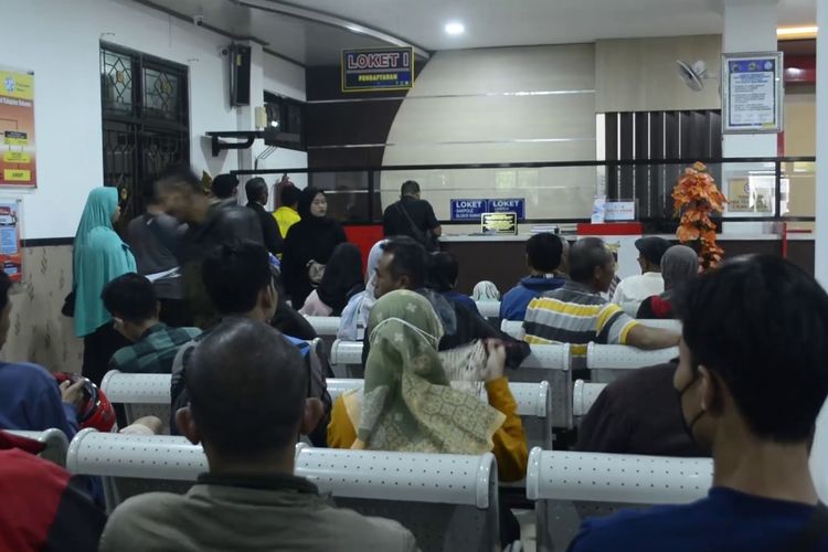 Hari pertama buka usai Libur Lebaran idul Fitri, Kantor Layanan Unit Pengelolaan Pajak Daerah (UPPD) Samsat Kabupaten Kebumen Jawa Tengah tanpak dipenuhi warga yang rela antri untuk membayar pajak kendaraan mereka. 