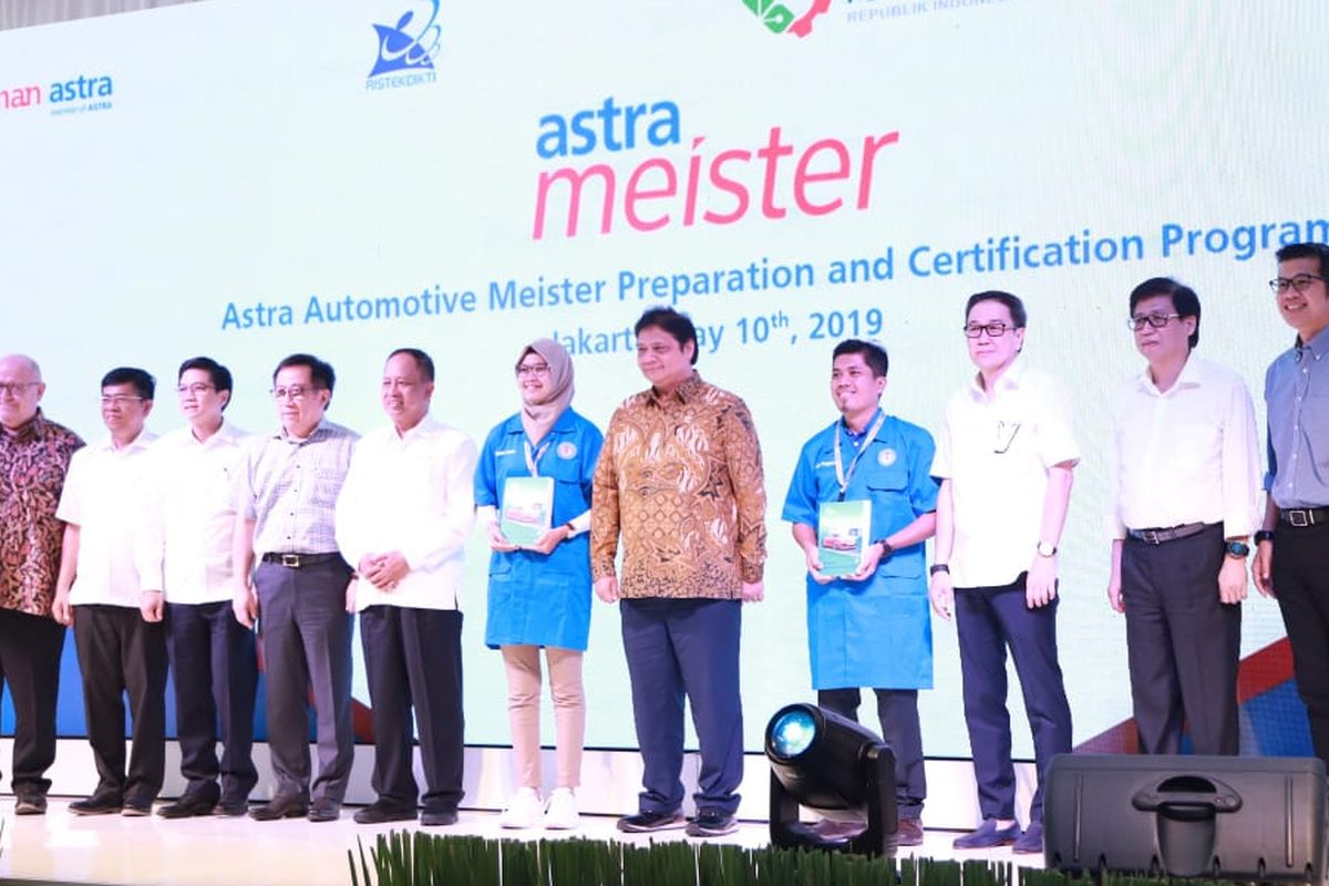 Menristek Mohamad Nasir dan Menperin Airlangga Hartarto meresmikan groundbreaking Kampus Politeknik Manufaktur Astra didampingi Presiden Direktur PT Astra Internasional Prijiono Sugiarto di Kawasan Industri Delta Silicon II, Cikarang, Jawa Barat (10/5/2019).