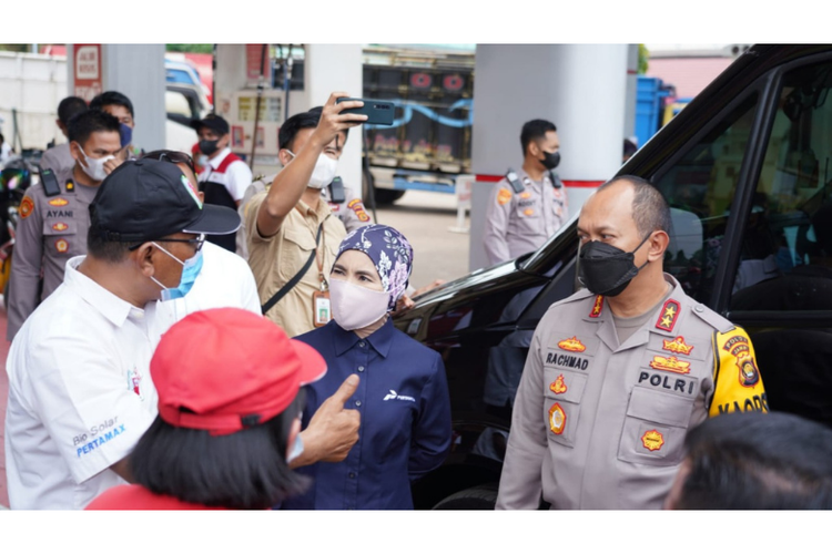 Direktur Utama PT Pertamina Nicke Widyawati bersama Kapolda Jambi Inspektur Jenderal Albertus Rachmad Wibowo. 

