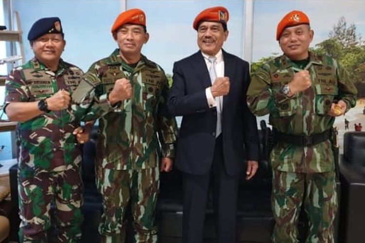 Penulis yang juga mantan KSAU Chappy Hakim, berfoto bersama sejumlah perwira TNI AU dalam peringatan HUT Korps Paskhas AU.