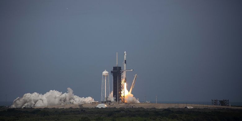 Roket SpaceX Falcon 9 yang membawa kapsul SpaceX Crew Dragon dengan astronot Bob Behnken dan Doug Hurley, lepas landas dari Kennedy Space Center di Florida, AS, Jumat (30/5/2020) atau Sabtu (31/5/2020) waktu Indonesia. NASA meluncurkan dua astronotnya ke Stasiun Luar Angkasa Internasional (ISS) pada hari ini, yang merupakan peluncuran pertama astronot ke orbit oleh pihak swasta dan pesawat luar angkasa berawak pertama NASA dari AS dalam 9 tahun terakhir.