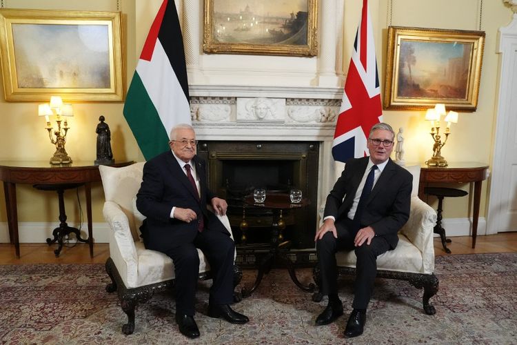 Perdana Menteri (PM) Inggris Keir Starmer (kanan) berpose dengan presiden Palestina Mahmud Abbas (kiri) di awal pertemuan mereka di Downing Street di London pada 8 September 2025.