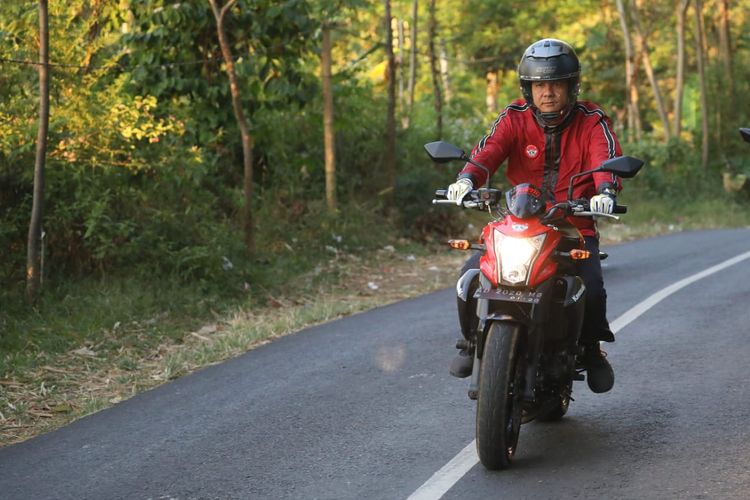 Gubernur Jawa Tengah menunggangi Kawasaki ER-6N  keluaran 2014 miliknya.