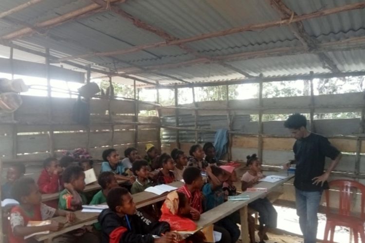 Hadapi Suhu 15 Derajat dan Terjang Kali Deras, Perjuangan Guru di Arfak Cerdaskan Anak Papua Barat yang Belum Dapat MBG