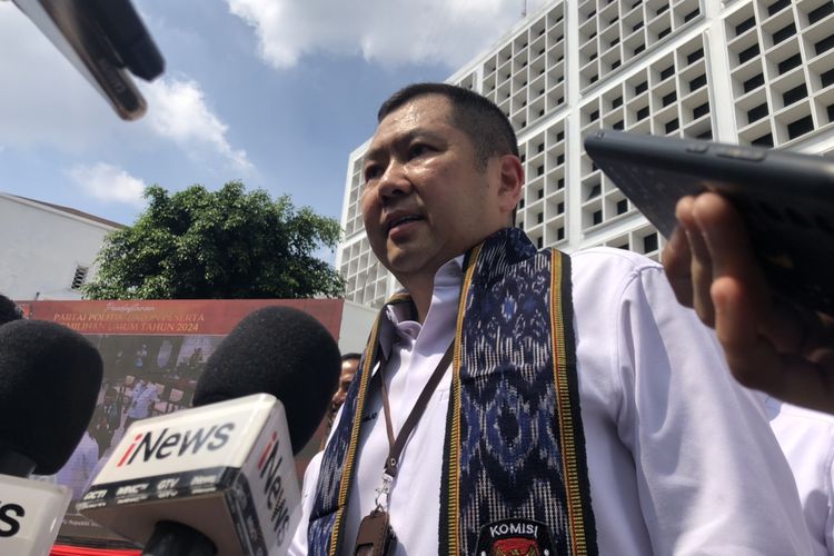 Ketua Umum Partai Perindo Hary Tanoesoedibjo ditemui di kantor Komisi Pemilihan Umum (KPU) RI, Menteng, Jakarta Pusat, Senin (1/8/2022). 