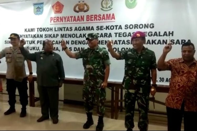 Tokoh agama di Kota Sorong, Papua Barat, menggelar deklarasi damai menolak aksi kekerasan dan informasi hoaks di kantor Wali Kota Sorong, Jumat (30/8/2019).