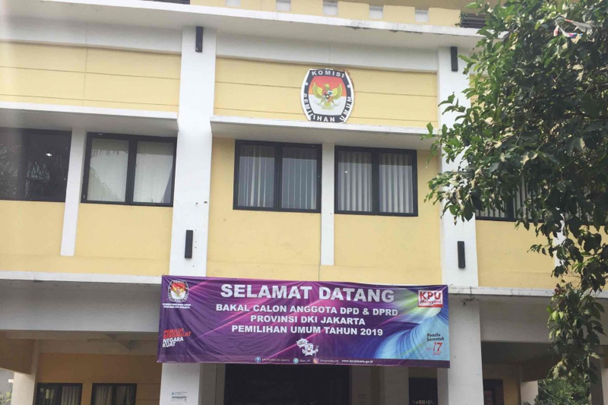 Komisi Pemilihan Umum DKI Jakarta akan menutup pendaftaran bakal calon legislatif (caleg) Dewan Perwakilan Rakyat Daerah (DPRD). Selasa (17/7/2018). Pantauan Kompas.com di  Kantor KPU DKI Jakarta, Salemba, Jakarta Pusat, sejak pukul 08.30 hingga 11.30, belum terlihat satupun kader partai politik yang datang mendaftarkan bakal calegnya ke KPU DKI Jakarta