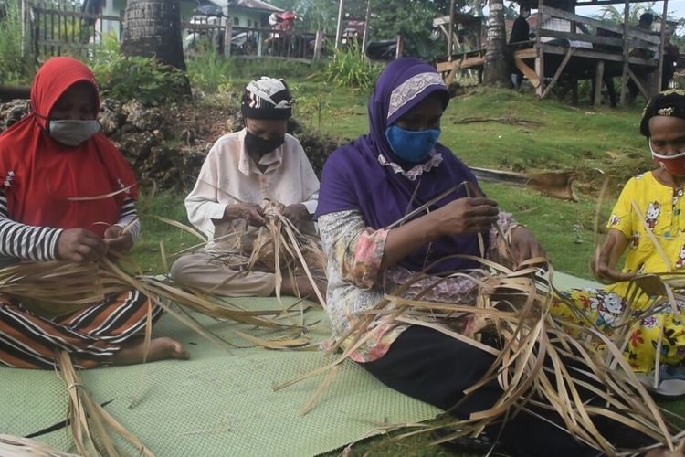 Dengan penuh cekatan dan lincah, para ibu rumah tangga desa Lampanairi, Kecamatan Batauga, Kabupaten Buton Selatan, Sulawesi Tenggara, membentuk anyaman sebagai tempat menyimpan daging kurban atau disebut balase.