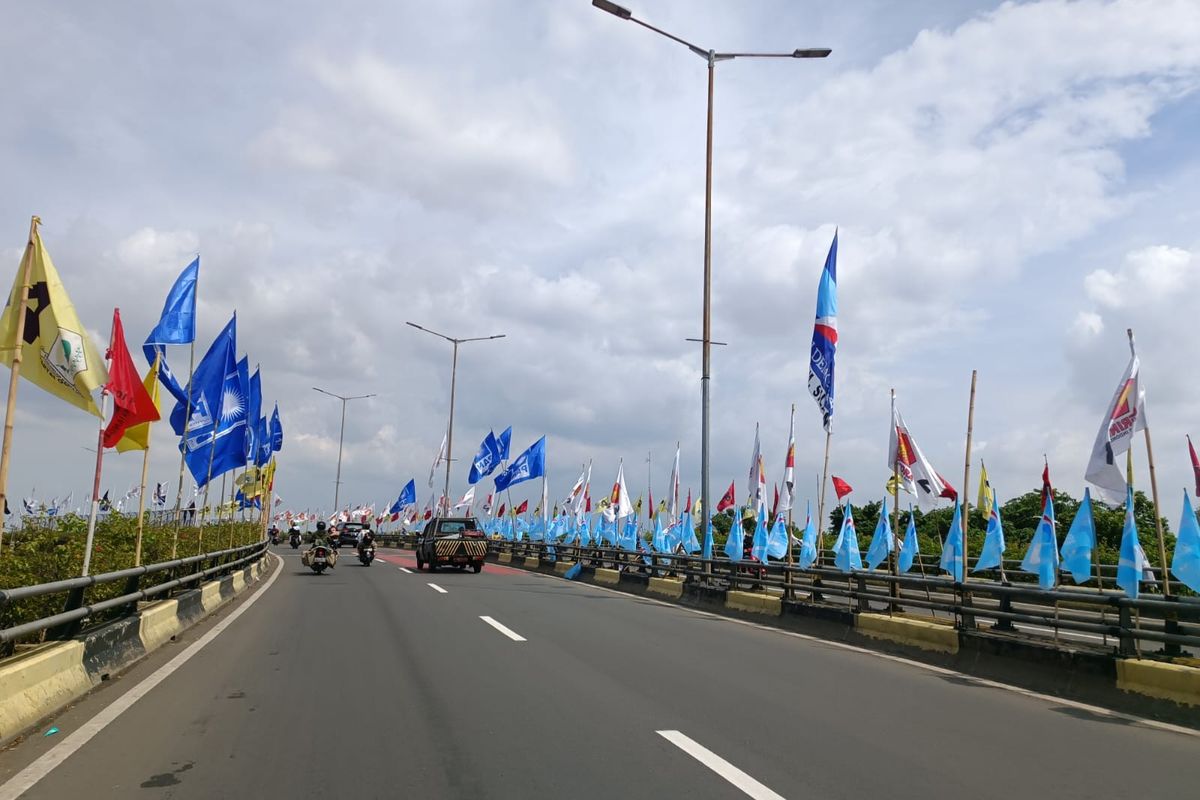 Flyover Pondok Kopi arah Duren Sawit ke Cakung di Jakarta Timur yang dipenuhi bendera partai politik, Jumat (12/1/2024).