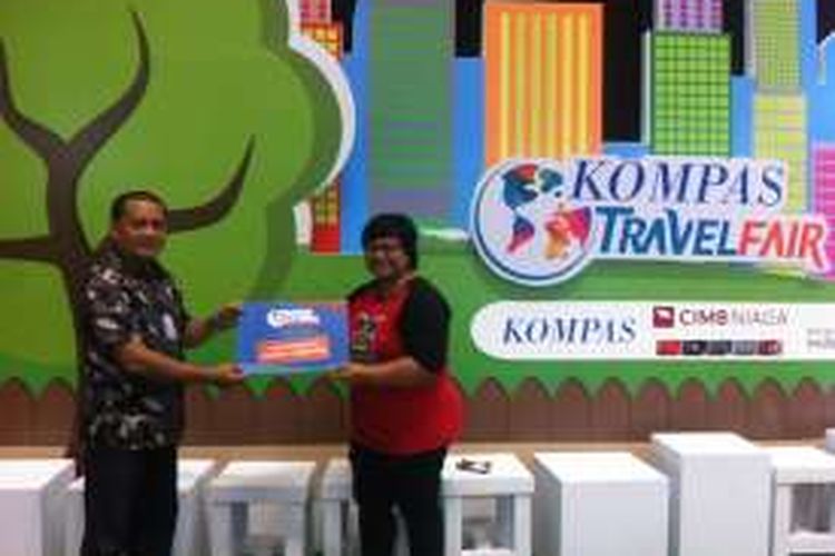 Pemenang lelang tiket pesawat Jakarta-Singapura seharga Rp 249.850 pada acara Kompas Travel Fair, Jakarta Convention Center, Jakarta, Jumat (2/9/2016).