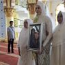 Sambil Terisak, Megawati Hampiri Suami Sambil Bawa Foto Almarhum Ayah dalam Resepsi Pernikahan