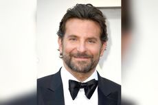 Manis, Bradley Cooper Gandeng Ibunya Hadiri Oscar 2022