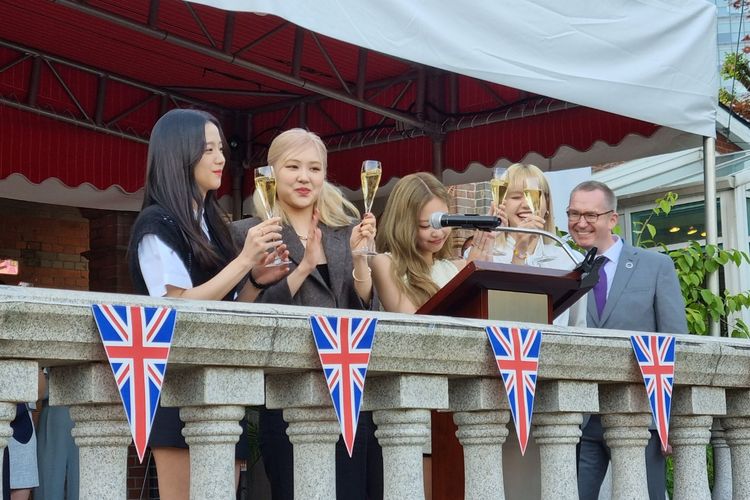 Jisoo, Rose, Jennie, dan Lisa Blackpink dan Diplomat Inggris untuk Korea, Colin Crooks, di acara perayaan ulang tahun Ratu Elizabeth II.