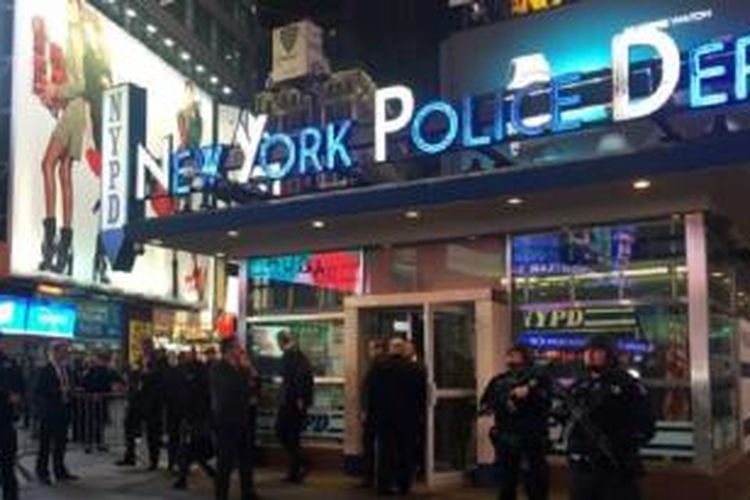 Polisi New York (NYPD) meningkatkan pengamanan di Times Square, New York menyusul serangan ISIS di Paris, Jumat lalu