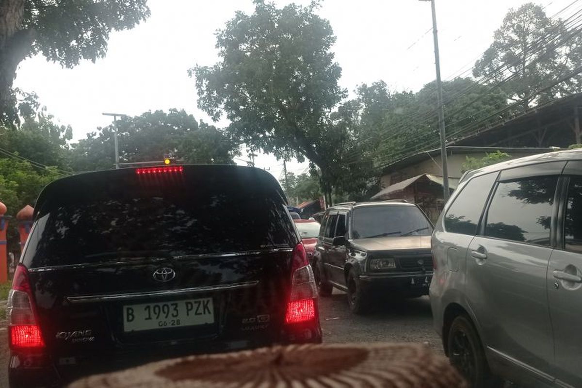 Libur Lebaran, jalur wisata kawasan Pantai Carita-Anyer Provinsi Banten sejak Jumat (12/4/2024) pagi hingga siang ini padat merayap kendaraan dan menimbulkan antrean panjang di daerah itu.