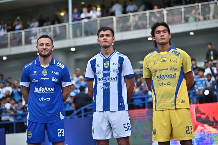 Persib Bandung meluncurkan jersey terbaru mereka pada Sabtu (2/8/2025) di Stadion Gelora Bandung Lautan Api (GBLA), untuk berkompetisi di Super League 2025-2026.