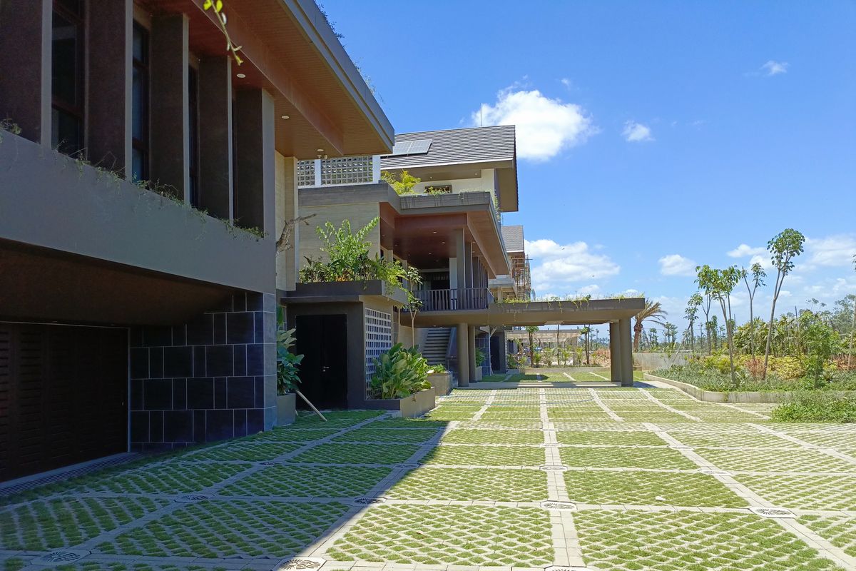 Carport dari paving block yang ditumbuhi rerumputan di Rumah Tapak Jabatan Menteri (RTJM)