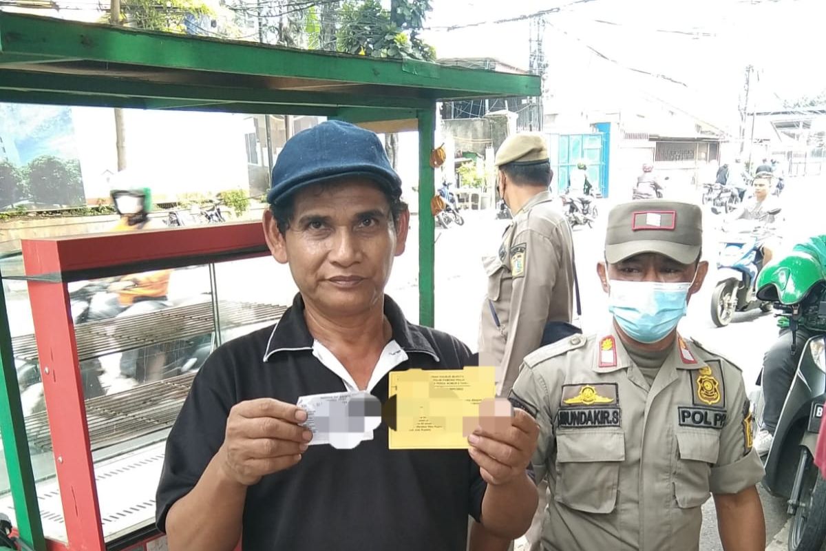 Satuan Polisi Pamong Praja (Satpol PP) Jakarta Barat, melakukan razia pedagang kaki lima (PKL) di kawasan Jalan KS Tubun, Palmerah dan di kawasan CNI, Kembangan pada Senin (17/10/2022). 