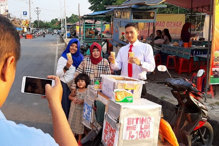 Pembeli mie lidi dan Reno ber swafoto di sekitaran Alun-Alun Kota Pekalongan Jawa Tengah.