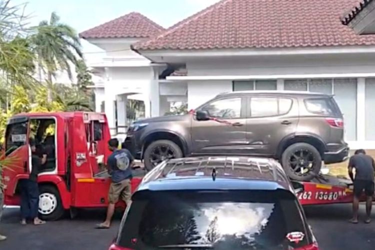 KPK Angkut 2 Mobil dari Pendopo Bupati Lombok Barat, Sebelumnya Sempat Disegel