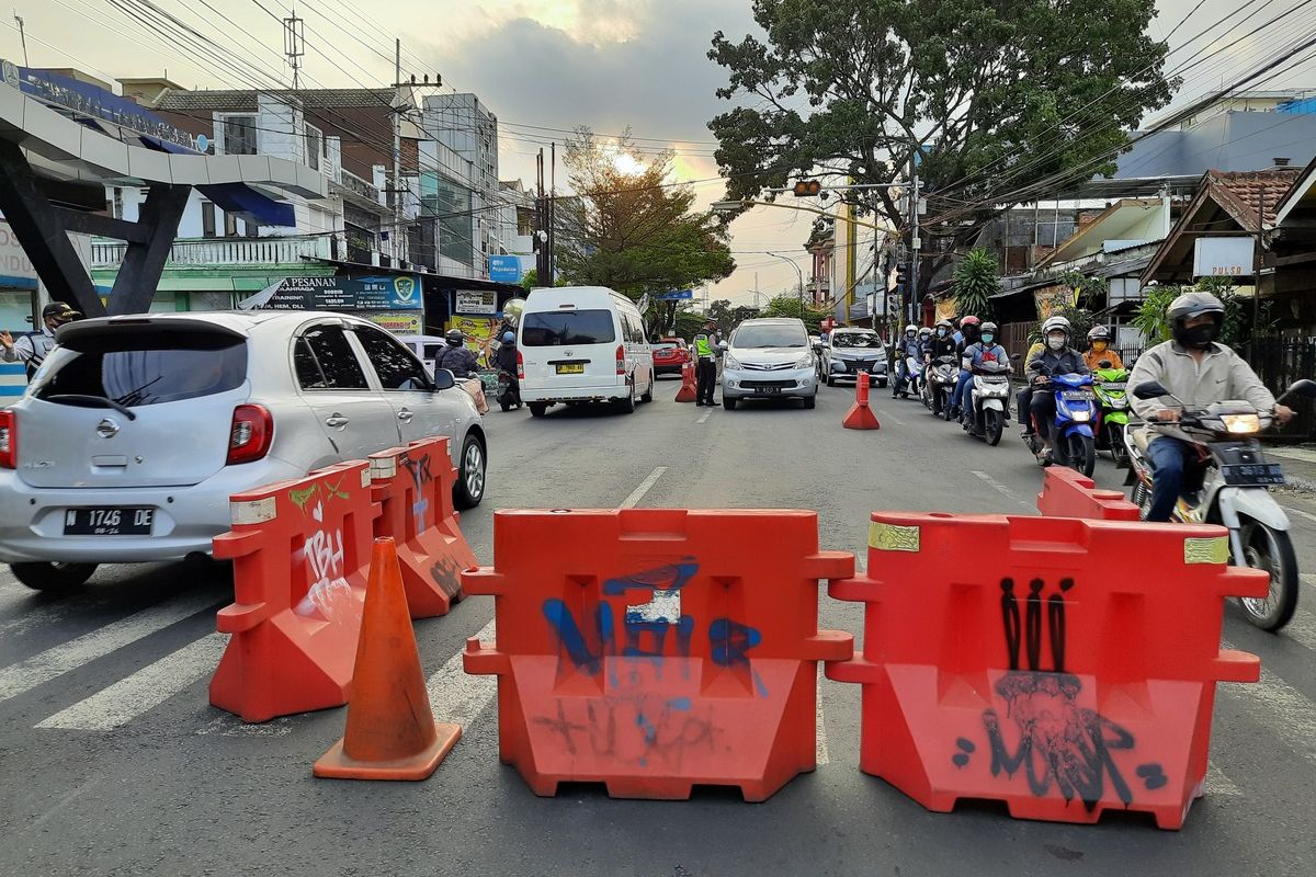Polisi menyekat kendaraan yang hendak masuk ke Kota Malang di Landungsari, Kota Malang, Rabu (7/7/2021). Penyekatan itu untuk mengefektifkan lagi PPKM darurat di Kota Malang