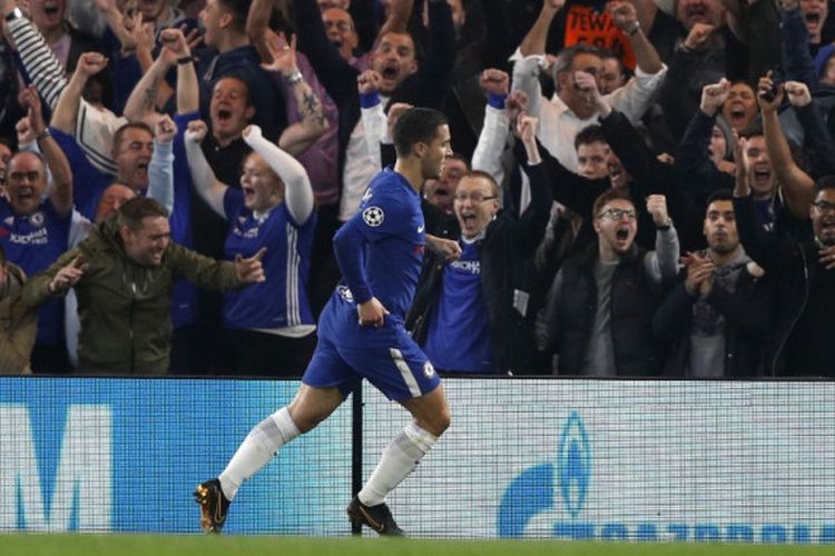 Eden Hazard merayakan gol Chelsea ke gawang AS roma pada partai fase grup Liga Champions di Stadion Stamford Bridge, Kamis (19/10/2017) dini hari WIB.