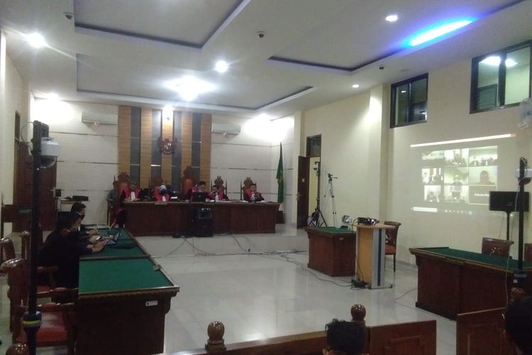 Suasana persidangan daring kasus suap Bupati nonaktif Lampung Utara, Agung Ilmu Mangkunegara di Pengadilan Tipikor Tanjung Karang, Kamis (2/7/2020). Agung divonis selama 7 tahun penjara oleh majelis hakim.