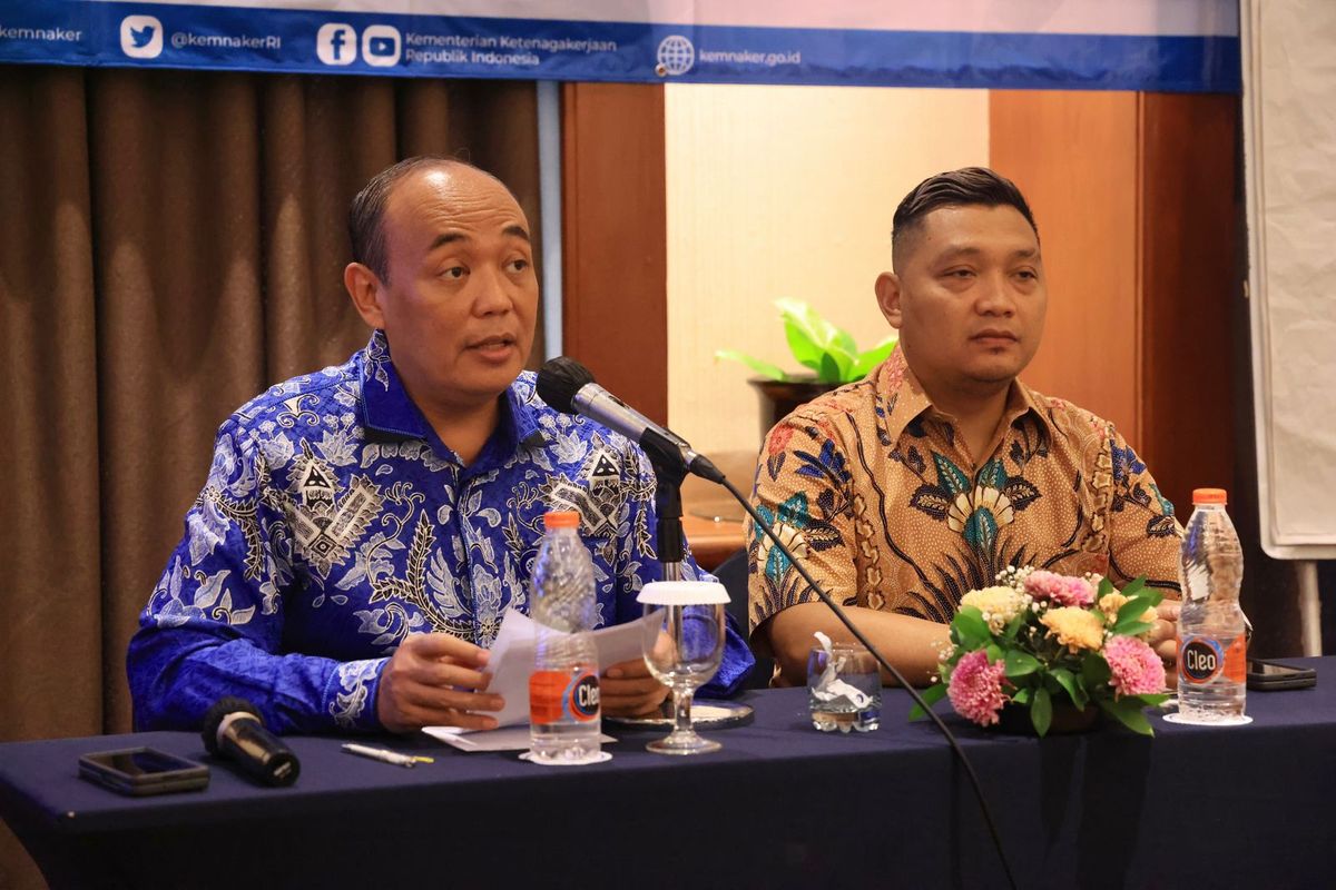 Pelaksana Tugas (Plt) Direktur Jenderal (Dirjen) Pembinaan Pengawasan Ketenagakerjaan dan Keselamatan dan Kesehatan Kerja (Binwasnaker K3) Kemnaker Fachrurozi saat membuka kegiatan Peningkatan Kompetensi Ahli K3 Tahun 2024 di Jakarta, Kamis (30/5/2024).
