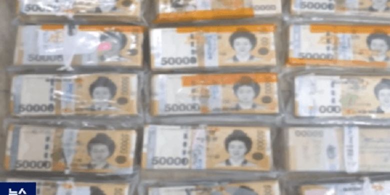 UNIK GLOBAL: Uang Rp 1,3 Miliar di Kulkas Bekas | Ular Berbisa Mati Digigit Pria - Vimarsana News