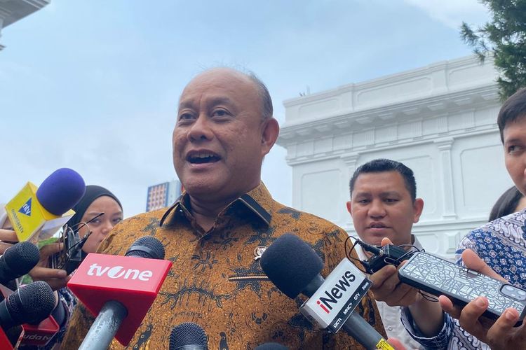 Kepala Badan Gizi Nasional (BGN) Dadan Hindayana sebelum menghadiri sidang kabinet paripurna di Kompleks Istana Kepresidenan, Jakarta Pusat, Senin (20/10/2025). 