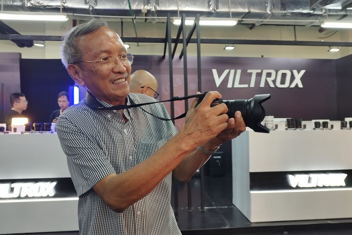 Fotografer Sutikno Hadiwono (73) saat diwawancarai di ekshibisi kamera Doss Vaganza di Mal Grand Indonesia, Menteng, Jakarta Pusat, Kamis (2/11/2023). (KOMPAS.com/XENA OLIVIA)