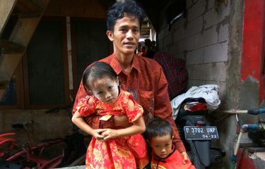Berita Populer: Kisah Viral Seorang Bapak dengan Dua Anaknya ...
