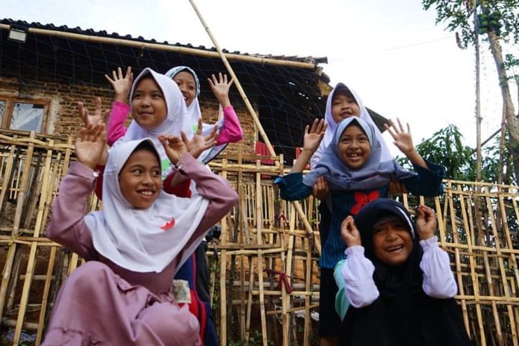 Warga dan anak-anak di Kampung Cijaha, Desa Tanjungwangi, Kecamatan Cicalengka, Kabupaten Bandung, Jawa Barat, merasa terbantu dengan hadirnya Perpustakaan Kampung Bahera di tengah budaya putus sekolah dan masih minimnya akses pendidikan