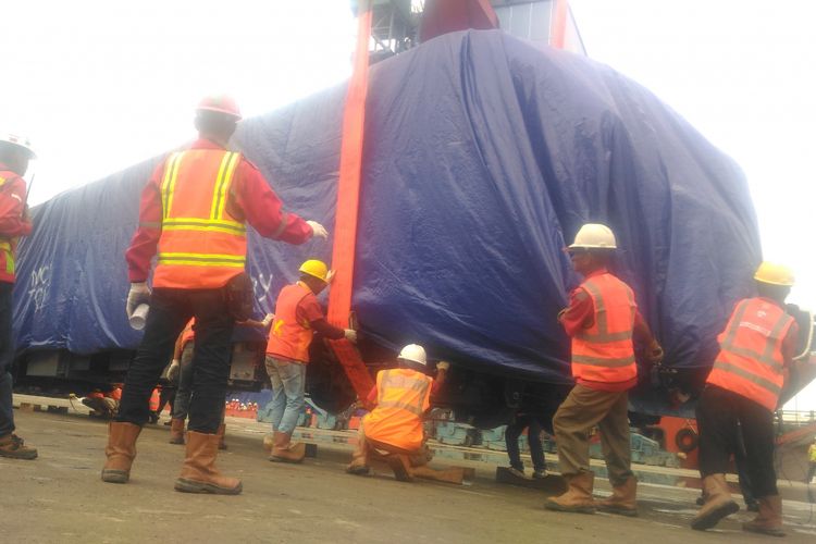 Kedatangan enam gerbong kereta LRT di pelabuhan Boombaru Palembang.