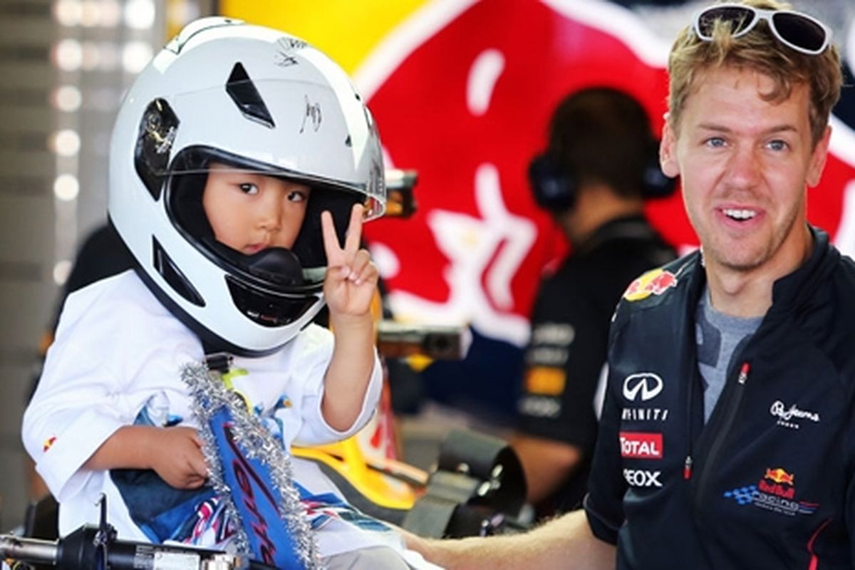 Vettel berhasil merebut pole position keempat kali berturut-turut di Suzuka. Ia bersama penggemar cilik