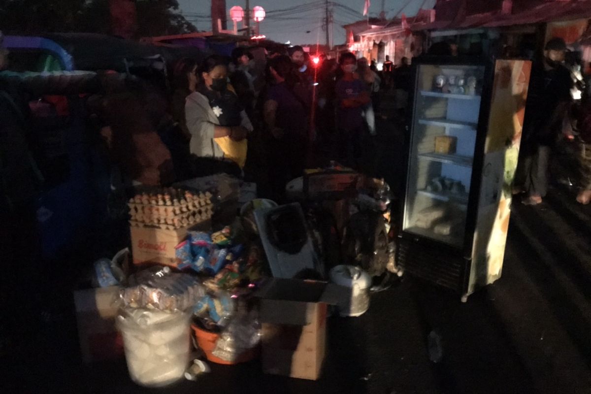 Warga bersama barang-barang yang berhasil diselamatkan dari kebakaran di Jalan Swadaya RT 014 RW 05, Kebon Kosong, Kemayoran, Jakarta Pusat pada Minggu (29/8/2021) malam.