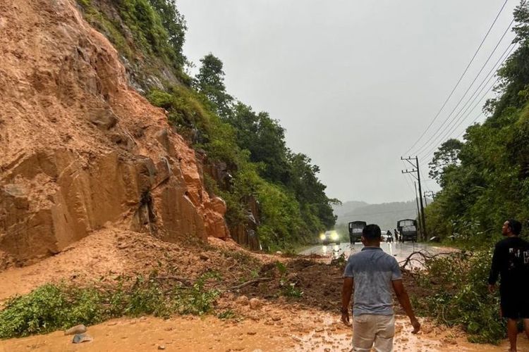 Longsor terjadi di di Kecamatan Indra Jaya tepatnya di KM 84 Gunung Glee U, Kamis (1/9/2022). 