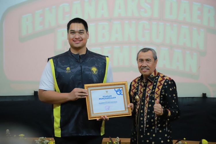 Gubernur Riau (Gubri) Syamsuar menerima anugerah Rencana Aksi Daerah (RAD) Pembangunan Kepemudaan dari Kemenpora yang langsung diserahkan Menteri Pemuda dan Olahraga (Menpora) Dito Ariotedjo di Kantor Kemenpora Lantai 10, Senayan, Jakarta, Rabu (23/8/2023).

