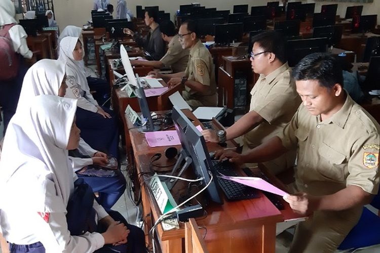 Petugas melakukan verifikasi data calon murid SMA Negeri 1 Kesesi Pekalongan, Jawa Tengah, pada hari pertama PPDB Online, Senin (24/6/2019). 