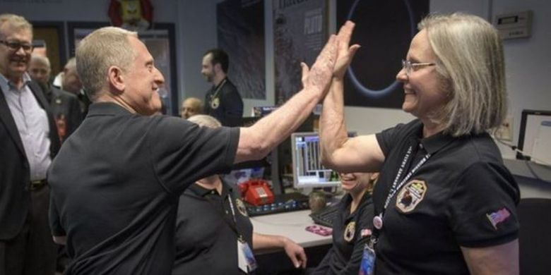 Ilmuwan Alan Stern dan Alice Bowman bersukacita setelah menerima sinyal dari New Horizons. 